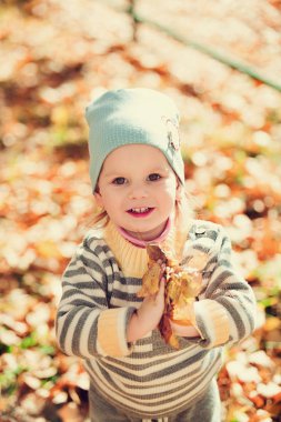 Küçük sarışın kızın portresi.