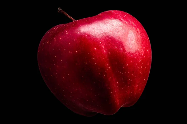 Una manzana roja deliciosa sobre fondo negro — Foto de Stock