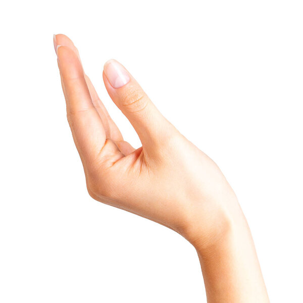 Женщина держит что-то тремя пальцами
