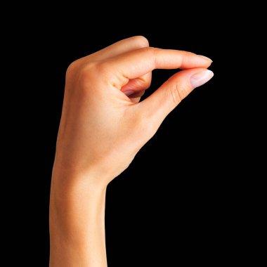 İki parmak ile bir şey tutan kadın el