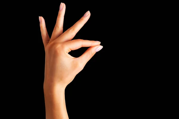 İki parmak ile bir şey tutan kadın el — Stok fotoğraf