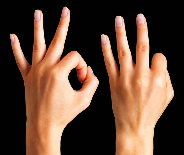 Mujer manos sosteniendo gesto de bien y mostrando tres dedos — Foto de Stock