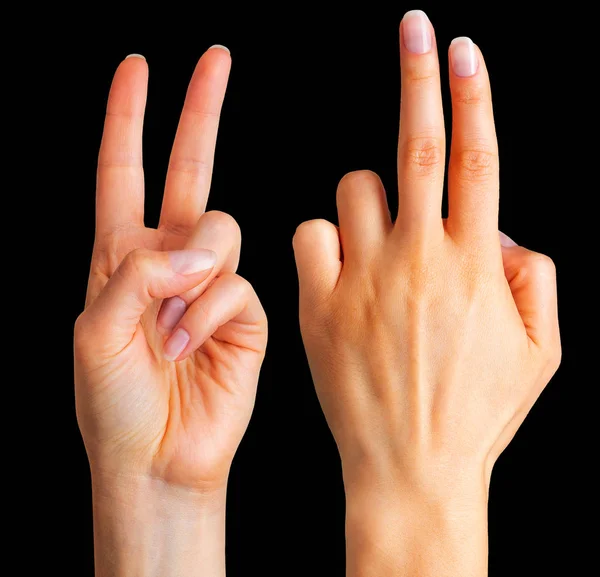 女性的手在和平象征中显示出两根手指 — 图库照片