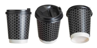 Beyaz arka plan üzerinde kahve kağıdı içme fincanları seti.