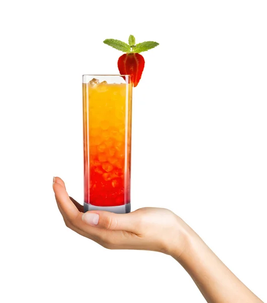 Woman hand Holding cocktail i högt glas på vit bakgrund — Stockfoto