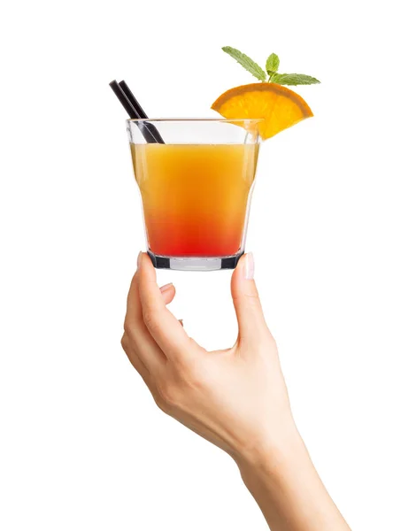 Bicchiere da cocktail mano donna con cubetti di ghiaccio su sfondo bianco . — Foto Stock