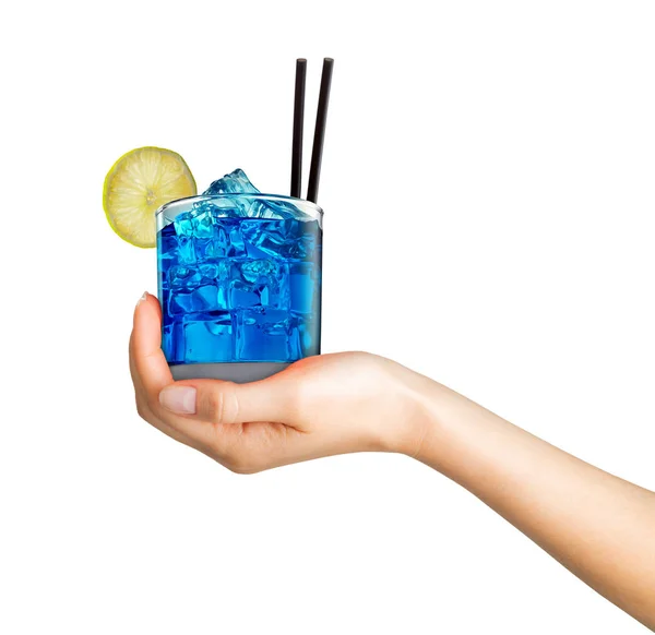 Vrouw hand houden cocktail in ouderwetse glas met zwarte stro — Stockfoto