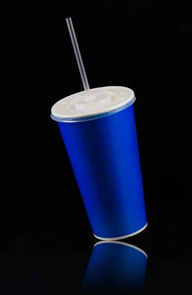 Taza azul con tapa y tubo aislados sobre fondo negro — Foto de Stock