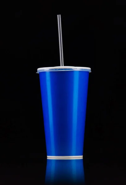 Taza azul con tapa y tubo aislados sobre fondo negro — Foto de Stock