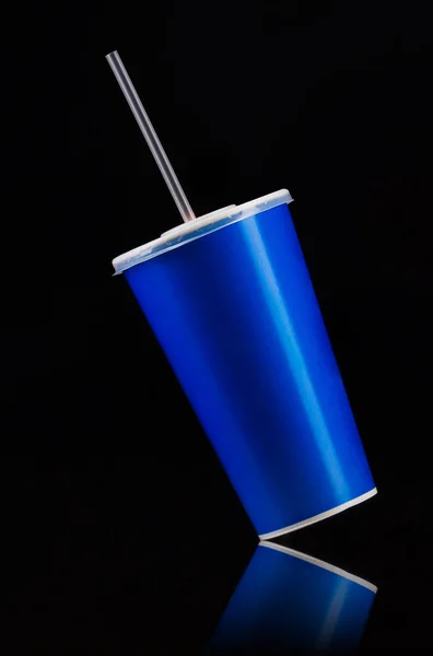 Taza azul con tapa y tubo aislados sobre fondo negro — Foto de Stock