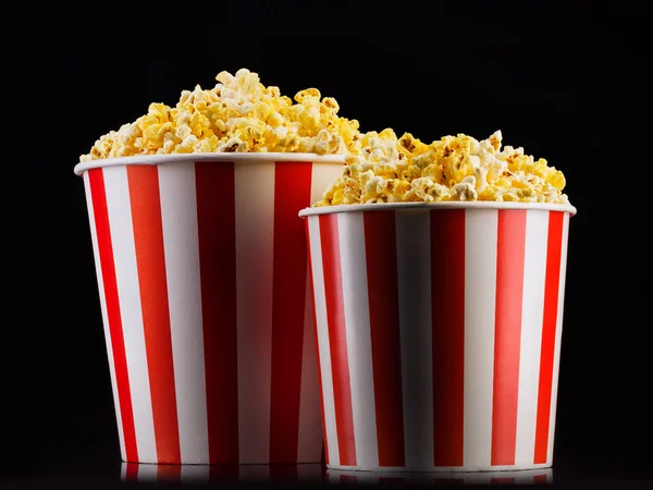 Papiereimer mit Popcorn isoliert auf schwarzem Hintergrund — Stockfoto