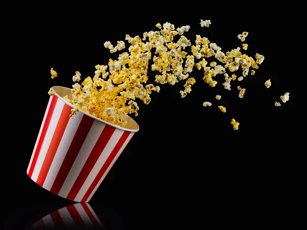 Siyah arka plan üzerinde izole çizgili kova uçan patlamış mısır