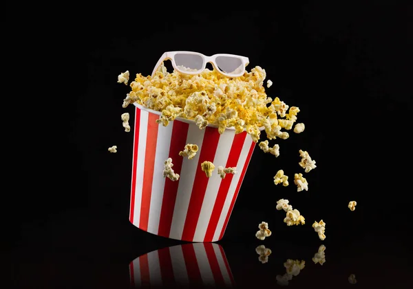 Latający Popcorn z pasiasty wiadro izolowane i okulary 3D na czarnym tle — Zdjęcie stockowe