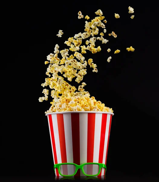 Latający Popcorn z pasiasty wiadro izolowane i okulary 3D na czarnym tle — Zdjęcie stockowe