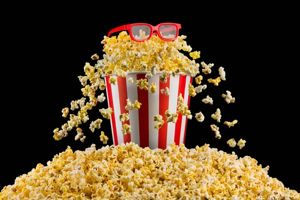 Papier pasiasty wiadro z popcorn i okulary izolowane na czarnym tle — Zdjęcie stockowe