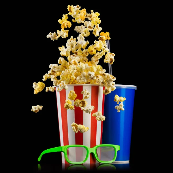 Papier pasiasty wiadro z popcorn, filiżankę napoju i okulary izolowane na czarno — Zdjęcie stockowe