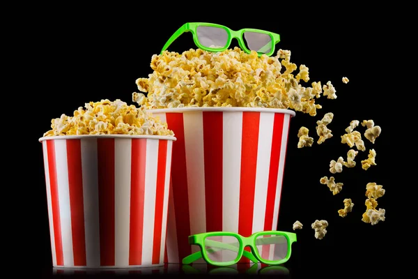 Papier pasiasty wiadro z popcorn i okulary izolowane na czarnym tle — Zdjęcie stockowe