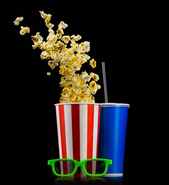Papiergestreifter Eimer mit Popcorn, Getränkebecher und Gläsern isoliert auf schwarz — Stockfoto
