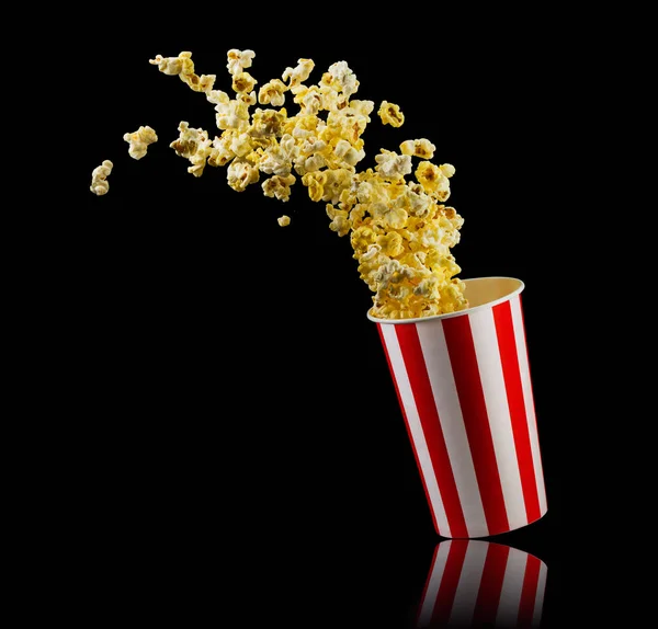 Papiereimer mit Popcorn isoliert auf schwarzem Hintergrund — Stockfoto