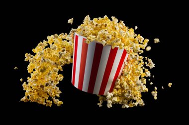 Siyah arka plan üzerinde izole çizgili kova uçan patlamış mısır