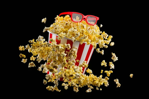 Latający Popcorn z pasiasty wiadro izolowane na czarnym tle — Zdjęcie stockowe