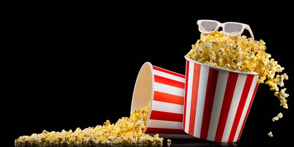 Eimer mit Popcorn und 3D-Gläsern isoliert auf schwarzem Hintergrund — Stockfoto