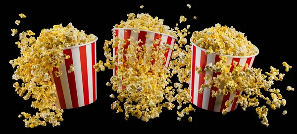 Set aus Papiereimern mit Popcorn isoliert auf schwarzem Hintergrund — Stockfoto