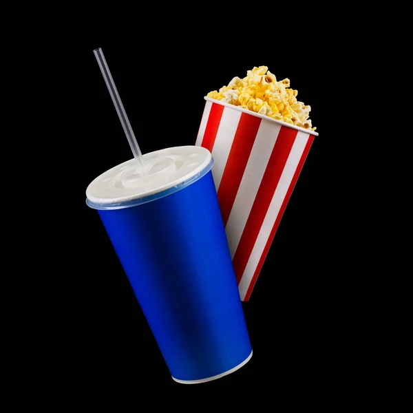 Papiergestreifter Eimer mit Popcorn und Becher Softdrink isoliert auf schwarz — Stockfoto