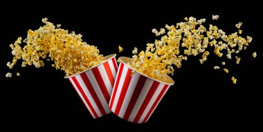 Siyah arka plan üzerinde izole patlamış mısır ile kağıt çizgili kova seti