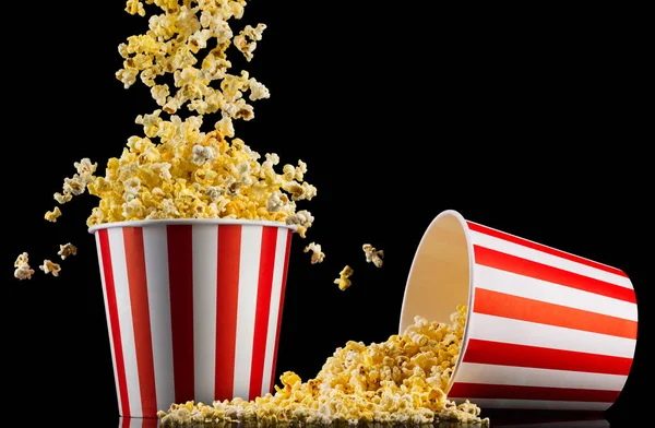 Set aus Papiereimern mit Popcorn isoliert auf schwarzem Hintergrund — Stockfoto