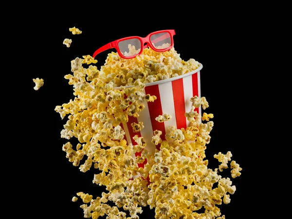 Latający Popcorn z pasiasty wiadro izolowane na czarnym tle — Zdjęcie stockowe