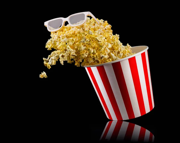 Latający Popcorn z pasiasty wiadro izolowane na czarnym tle — Zdjęcie stockowe