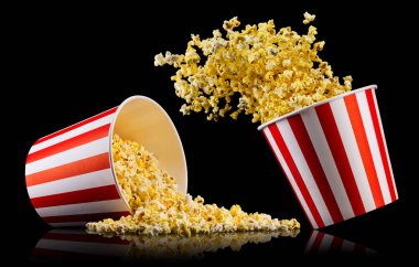 Siyah arka plan üzerinde izole patlamış mısır ile kağıt çizgili kova seti