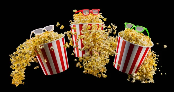 Eimer mit Popcorn und 3D-Gläsern isoliert auf schwarzem Hintergrund — Stockfoto