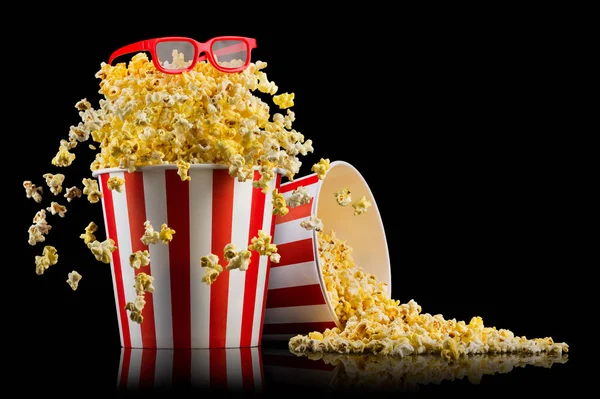 Eimer mit Popcorn und 3D-Gläsern isoliert auf schwarzem Hintergrund — Stockfoto