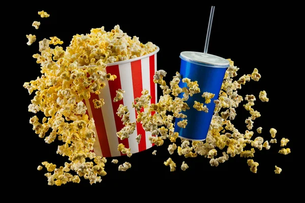 Set aus Papiereimer mit Popcorn und Tasse Softdrink isoliert auf schwarz — Stockfoto