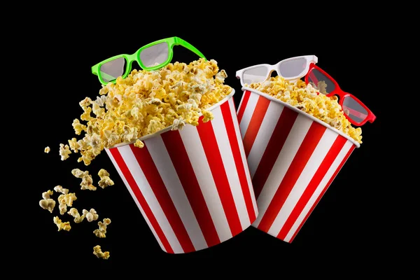 Zestaw wiadra z popcorn i okulary 3D izolowane na czarnym tle — Zdjęcie stockowe