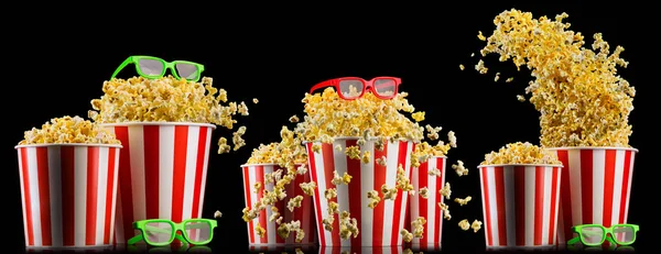 Eimer mit Popcorn und 3D-Gläsern isoliert auf schwarzem Hintergrund — Stockfoto