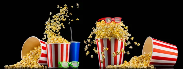 Papiergestreifter Eimer mit Popcorn, Getränkebecher und Gläsern isoliert auf schwarz — Stockfoto