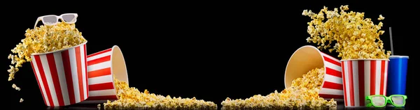 Secchio a strisce di carta con popcorn, tazza di bevanda e bicchieri isolati su nero — Foto Stock