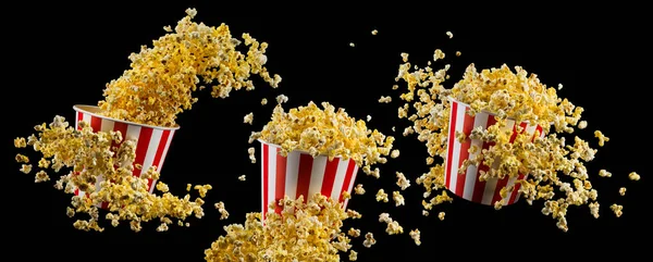 Uppsättning av papper randiga skopor med popcorn isolerad på svart bakgrund — Stockfoto