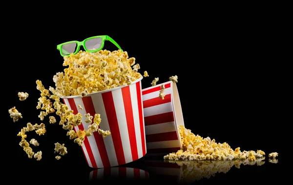 Eimer mit Popcorn und 3D-Gläsern isoliert auf schwarzem Hintergrund — Stockfoto