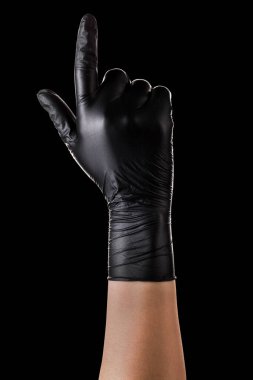 Siyah arka planda izole edilmiş işaret parmağıyla siyah eldivenleri teslim et. Kırpma yolu ile izole edilmiş.