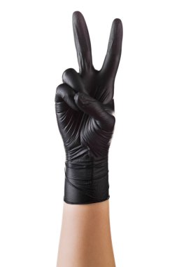 Siyah eldivenleri teslim et. Barış içinde iki parmağını ya da zafer sembolünü beyazın üzerinde göster.