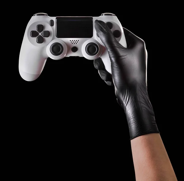 Mano in guanti neri tenendo console gamepad isolato su sfondo nero — Foto Stock