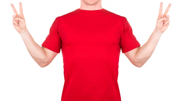 Чоловік у червоній футболці, що показує два пальці вгору у символі миру або перемоги — стокове фото