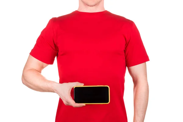 Чоловік у червоній футболці тримає мобільний телефон на долоні ізольований білий фон — стокове фото