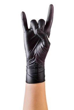 Rock 'n Roll işareti gösteren siyah eldivenleri teslim etmek ya da beyaz arka planda şeytan boynuzu hareketi yapmak. Kırpma yolu ile izole edilmiş.