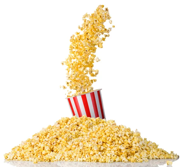 Létající Popcorn Papírově Pruhovaného Kbelíku Roztroušený Popcorn Izolovaný Bílém Pozadí — Stock fotografie