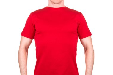 Boş kırmızı tişörtlü, kendine güvenen bir erkeğin önden görünüşü kesme yolu olan beyaz arkaplanı izole etti. Yazdırma için t-shirt şablonu ve maketi kavramı